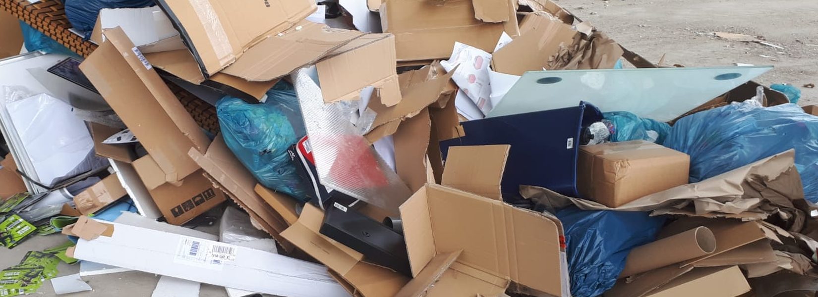 Gemischte Gewerbeabfälle aus Kartons, Folien, Kunststoff und Glas